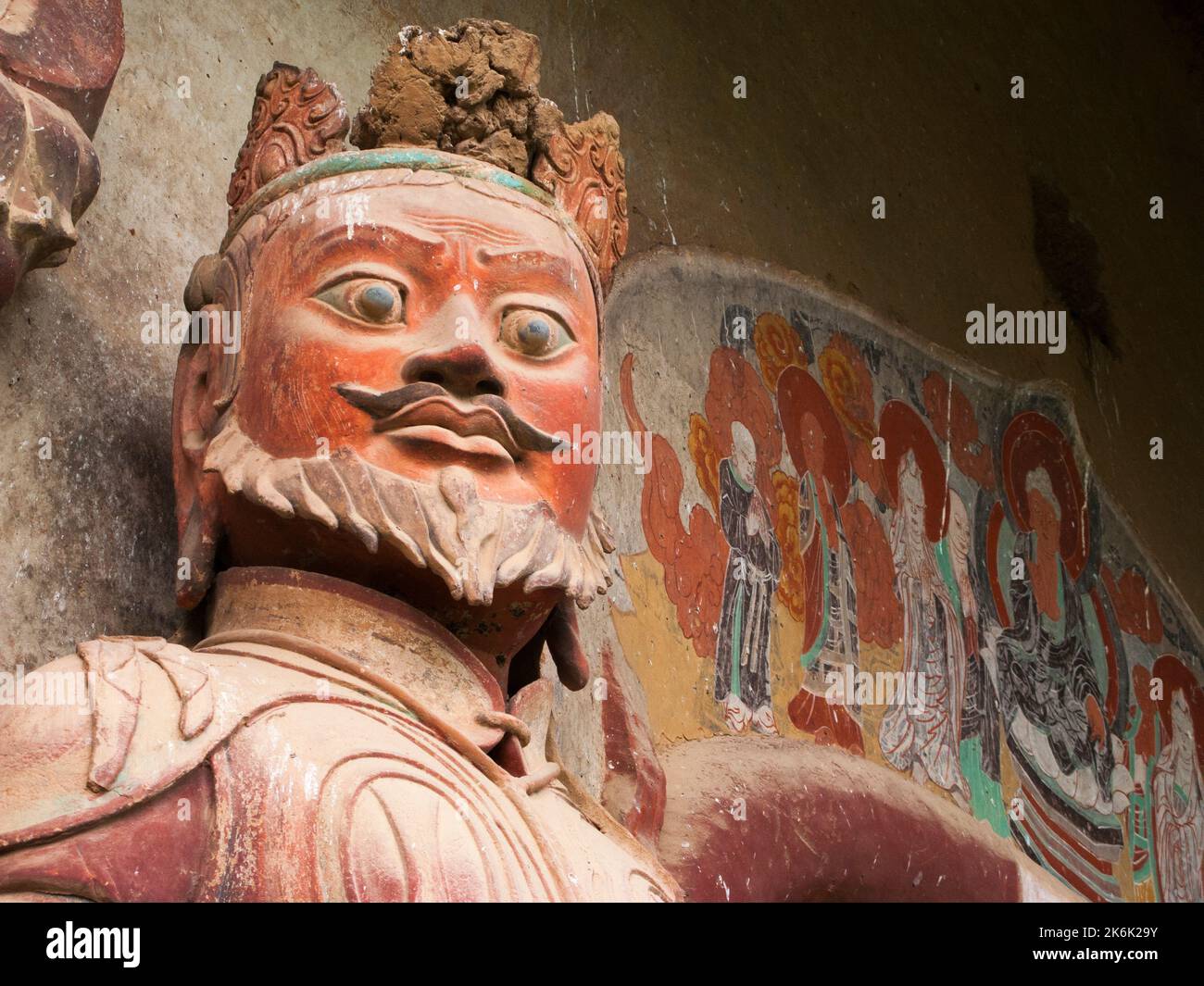 Grotte 005 qui a été coupée pendant la dynastie sui dans les années 581 à 618. Les sculptures de la période sui sont belles et gentiment. Les marches et les allées attachées à la face de roche permettent aux visiteurs de voir les anciennes statues en argile de Bouddha et de divinités bouddhistes attachées et sculptées dans la surface de pierre de la face de roche. Les grottes de Maijishan, autrefois romanisées comme Maichishan, sont une série de 194 grottes coupées sur le flanc de la colline de Majishan à Tianshui, province de Gansu, dans le nord-ouest de la Chine. Cet exemple d'architecture découpée en roche contient plus de 7200 sculptures bouddhistes et plus de 1000 m² de peintures murales. PRC. CH Banque D'Images