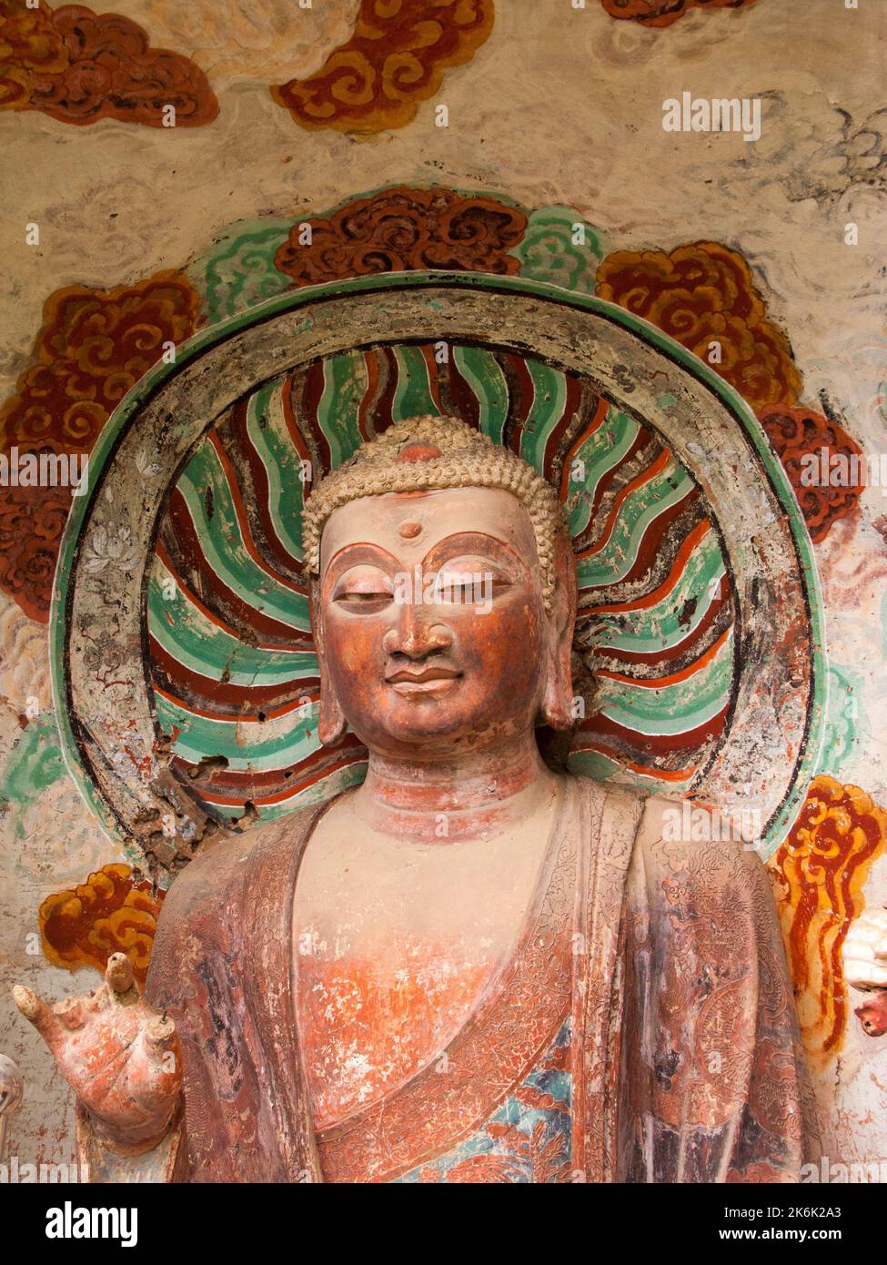 Grotte 005 qui a été coupée pendant la dynastie sui dans les années 581 à 618. Les sculptures de la période sui sont belles et gentiment. Les marches et les allées attachées à la face de roche permettent aux visiteurs de voir les anciennes statues en argile de Bouddha et de divinités bouddhistes attachées et sculptées dans la surface de pierre de la face de roche. Les grottes de Maijishan, autrefois romanisées comme Maichishan, sont une série de 194 grottes coupées sur le flanc de la colline de Majishan à Tianshui, province de Gansu, dans le nord-ouest de la Chine. Cet exemple d'architecture découpée en roche contient plus de 7200 sculptures bouddhistes et plus de 1000 m² de peintures murales. PRC. CH Banque D'Images