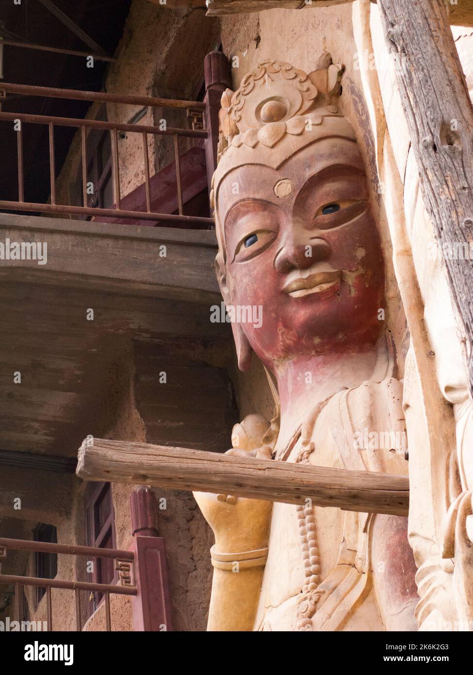 Représentations de Bouddha figures représentations et images bouddhistes (qui semble être restauré très récemment à l'aide de nouveaux matériaux) sur la face rocheuse des Grottes de Maijishan, autrefois romanisées comme Maichishan, qui sont une série de 194 grottes coupées sur le côté de la colline de Majishan dans la province de Tianshui. PRC. Chine Banque D'Images