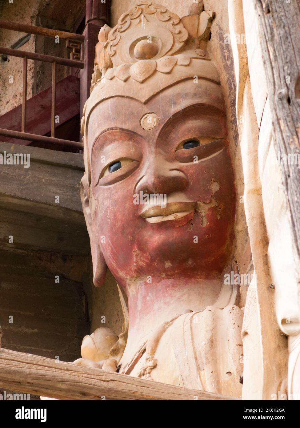 Représentations de Bouddha figures représentations et images bouddhistes (qui semble être restauré très récemment à l'aide de nouveaux matériaux) sur la face rocheuse des Grottes de Maijishan, autrefois romanisées comme Maichishan, qui sont une série de 194 grottes coupées sur le côté de la colline de Majishan dans la province de Tianshui. PRC. Chine Banque D'Images