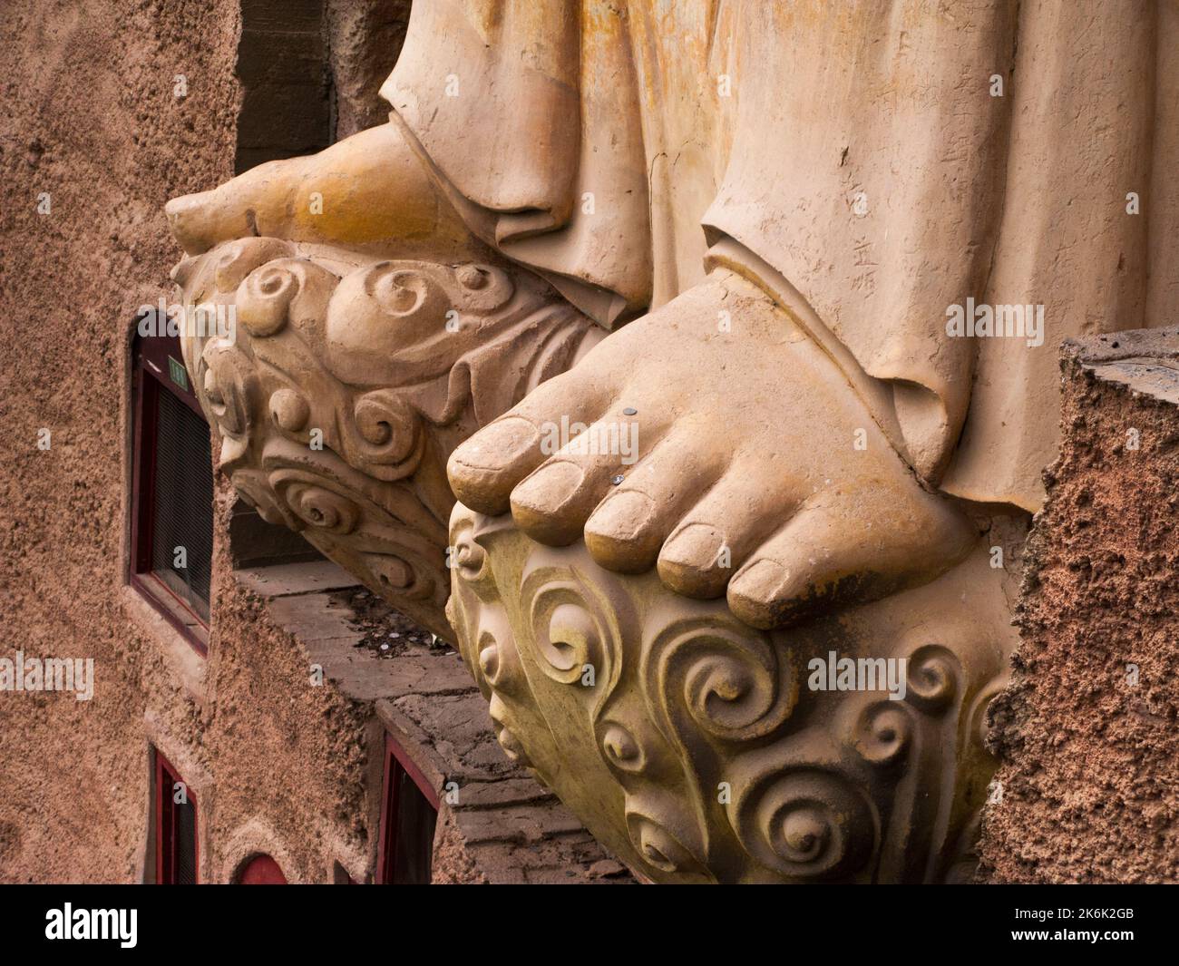 Représentation des pieds de Bouddha; représentations des figures et images bouddhistes (qui semblent être récemment restaurées à l'aide de nouveaux matériaux) sur la face rocheuse des Grottes de Maijishan, autrefois romanisées comme Maichishan, qui sont une série de 194 grottes coupées sur le côté de la colline de Majishan dans la province de Tianshui. PRC. Chine Banque D'Images