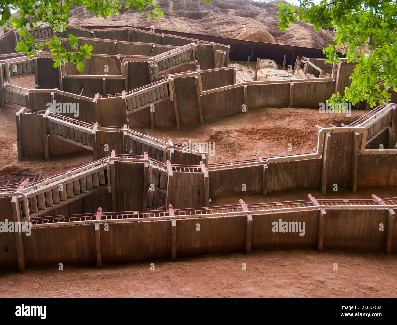 Les escaliers et la gravité défiant la grande passerelle / escaliers et les allées attachées à la roche fine ont permis aux visiteurs de contact étroit avec les figures d'argile et les anciennes sculptures en pierre. Le site de représentations / figures bouddhistes représentations et d'images de Bouddha (certaines semblent être très récemment restaurées en béton) sur la face rocheuse des Grottes de Maijishan, autrefois romanisé comme Maichishan, une série de 194 grottes coupées sur le côté des montagnes de Majishan à Tianshui, province de Gansu, Chine. PRC. (67/125) Banque D'Images