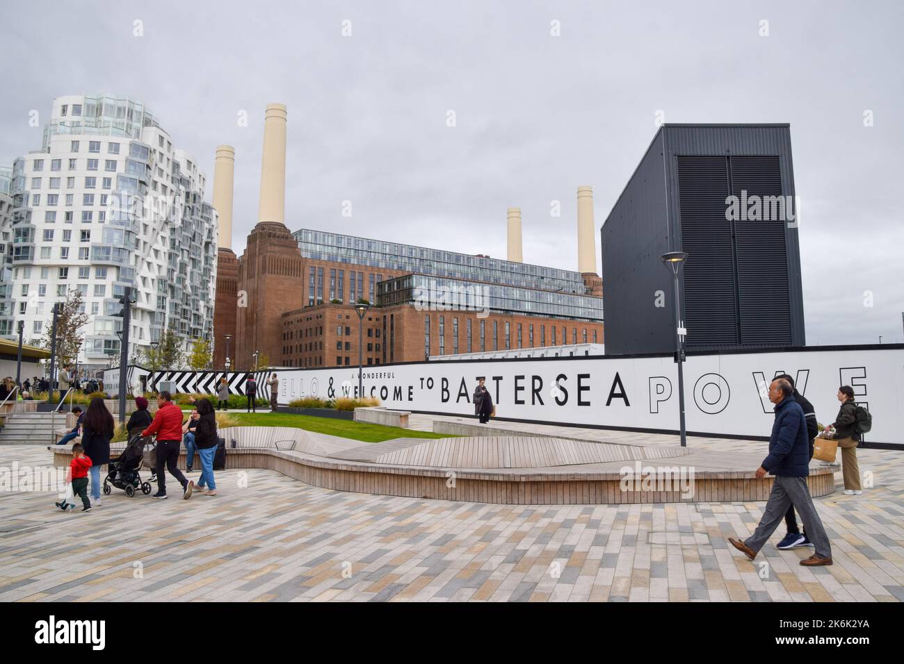 Londres, Royaume-Uni. 14th octobre 2022. Battersea Power Station ouvre ses portes au public après quatre décennies. Après un important réaménagement, l'ancienne centrale électrique emblématique abrite maintenant des boutiques, des restaurants, des bars, des bureaux et des appartements de luxe. Credit: Vuk Valcic/Alamy Live News Banque D'Images