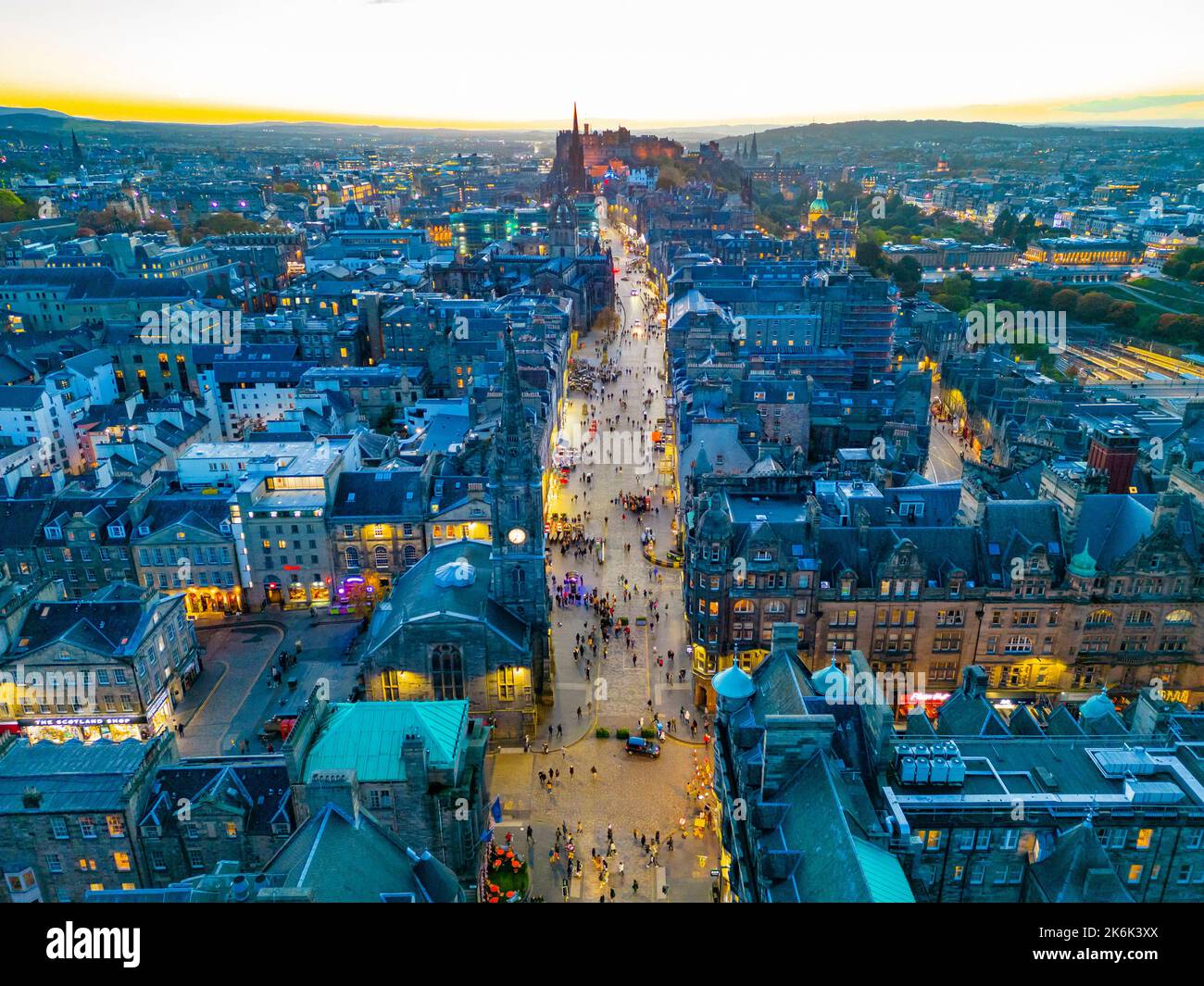 Vue aérienne au crépuscule du Royal Mile dans la vieille ville d'Édimbourg, Écosse, Royaume-Uni Banque D'Images