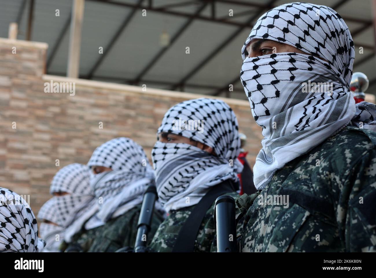 Gaza, Palestine. 14th octobre 2022. Des membres des factions militaires palestiniennes vus sous garde lors d'une conférence de presse au siège du Parlement de la ville de Gaza où ils ont menacé Israël si cela ne met pas fin aux arrestations en Cisjordanie et dans le quartier de Shuafat à Jérusalem, En plus d'arrêter les attaques contre les fidèles dans la mosquée Al-Aqsa. Crédit : SOPA Images Limited/Alamy Live News Banque D'Images