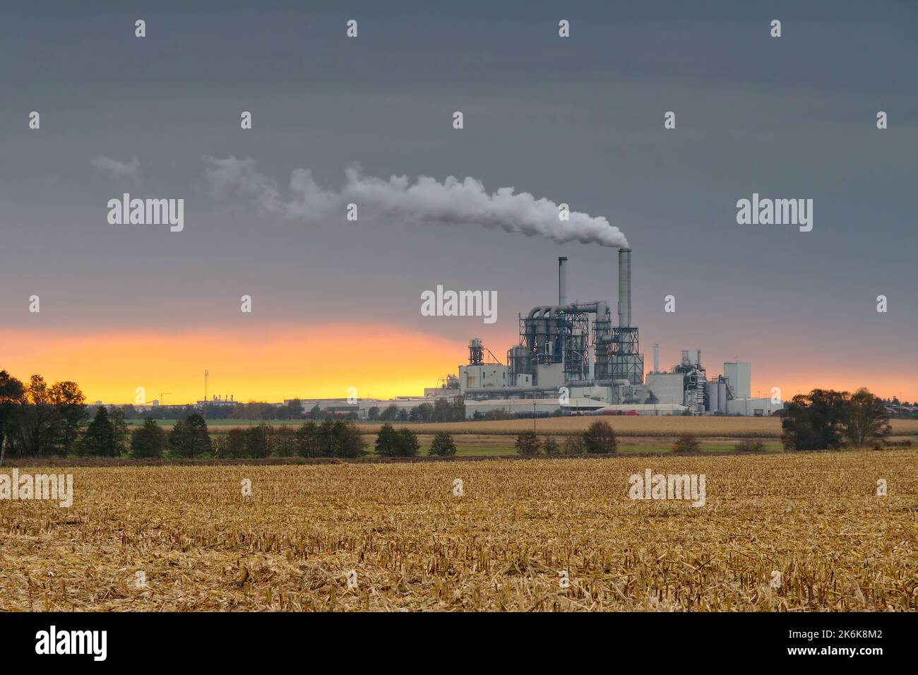 grande usine industrielle et cheminées, pollution majeure Banque D'Images