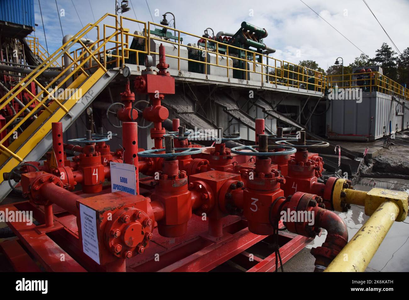 Installations vues à une station de forage de puits de gaz dans la région de Lviv. En raison de l'invasion militaire russe, l'Ukraine a complètement refusé le gaz russe. Par conséquent, de nouveaux champs de gaz sont forés et développés dans diverses régions de l'Ukraine. Banque D'Images