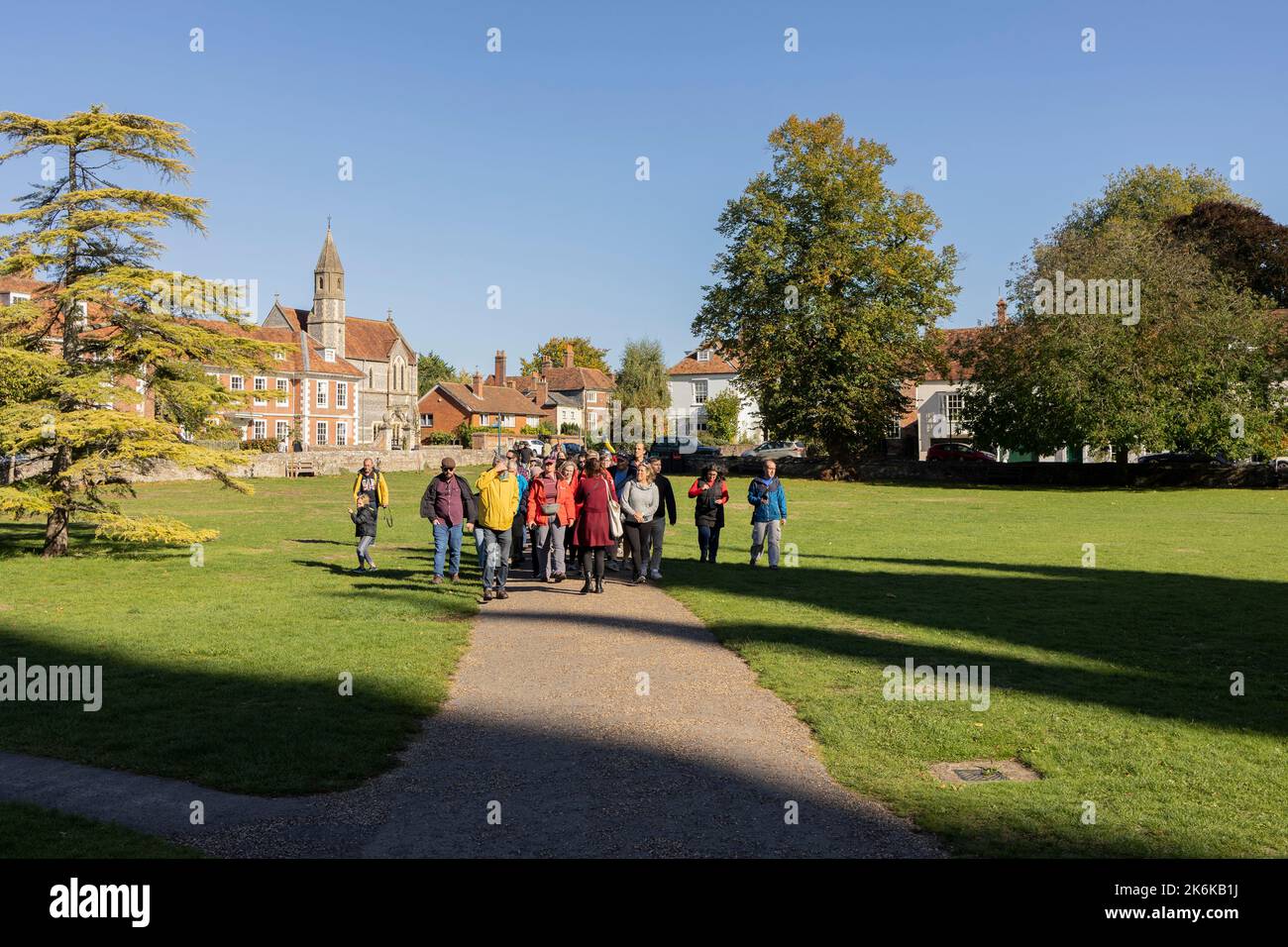 Salisbury Wiltshire, royaume-uni, 10, octobre, 2022 touristes internationaux sur le vert de la cathédrale à salisbury, avec Sarum College en arrière-plan Banque D'Images