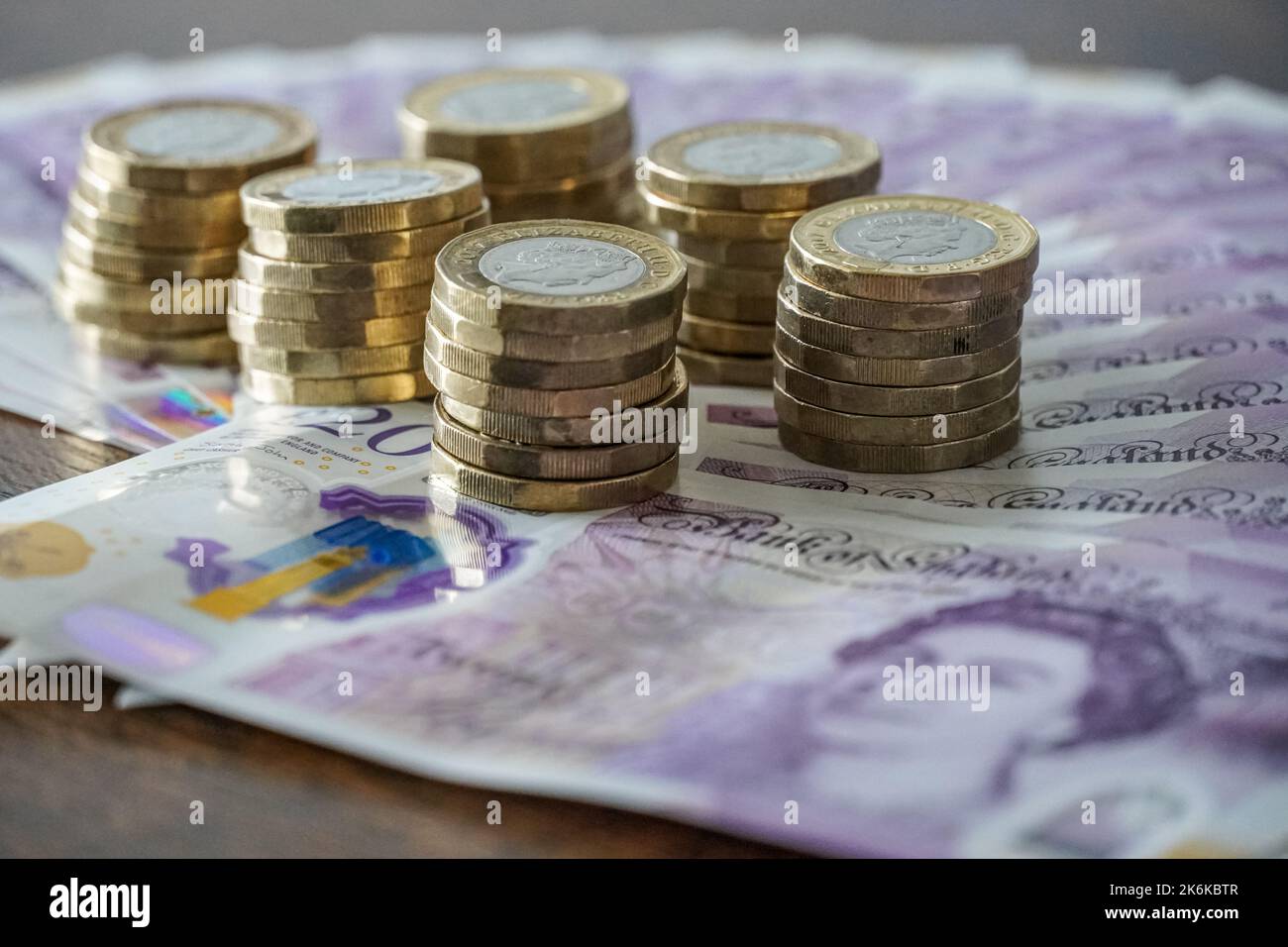 Billets britanniques de vingt livres et pièces de une livre Banque D'Images