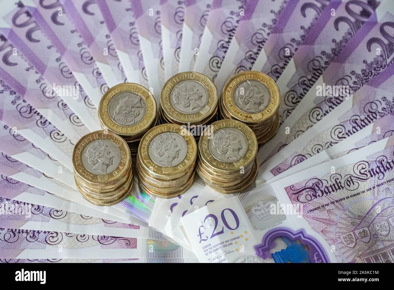 Billets britanniques de vingt livres et pièces de une livre Banque D'Images