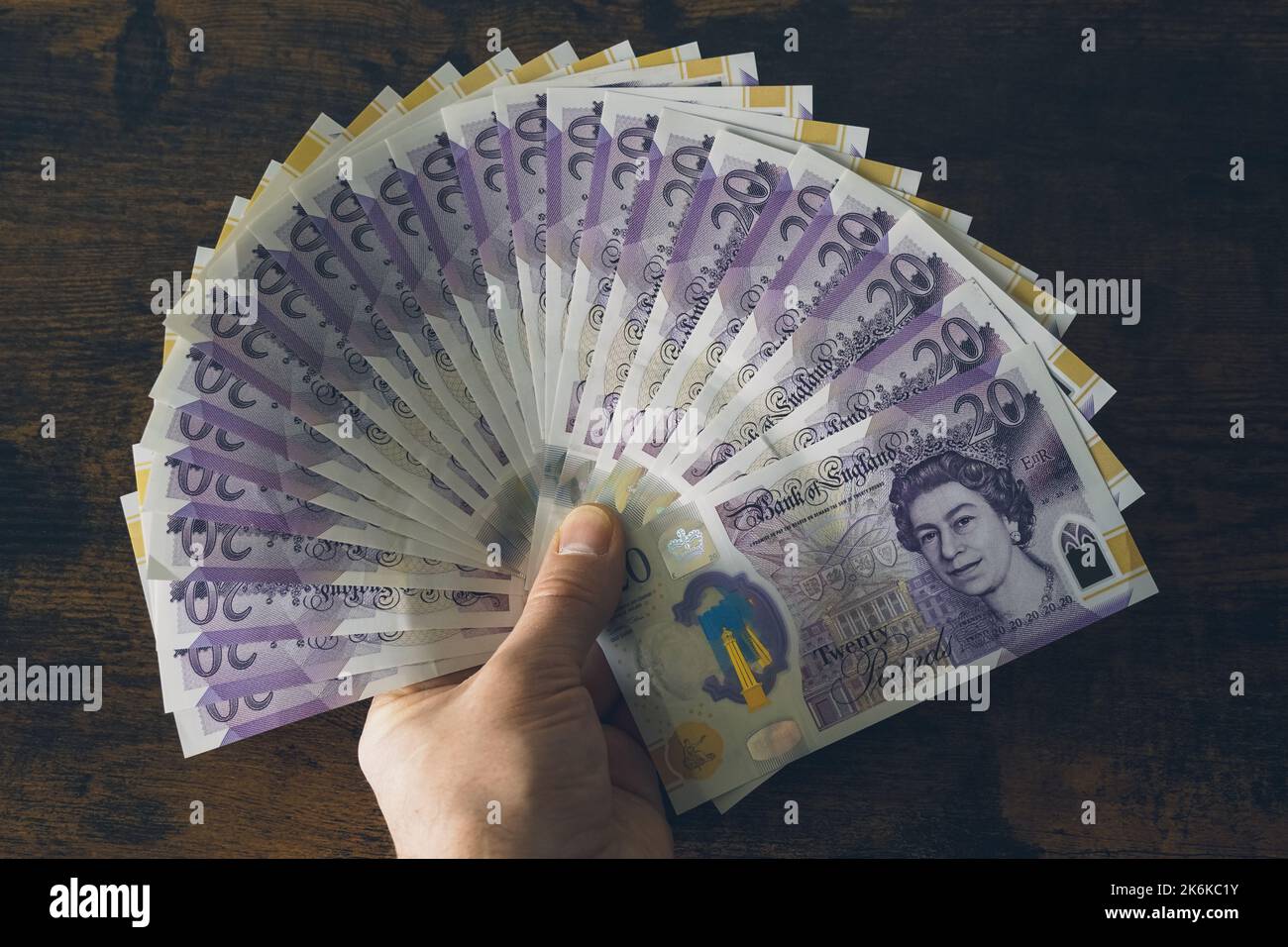 Homme tenant des billets britanniques de vingt livres Banque D'Images