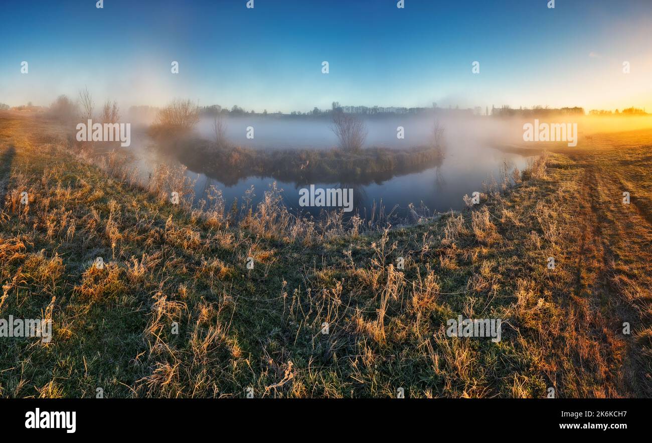 Brouillard sur la rivière en début de matinée, un jour d'automne. Nature de l'Ukraine Banque D'Images