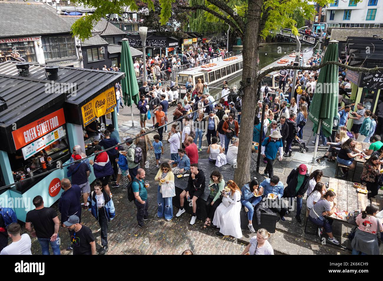 Boutiques et stands de nourriture sur Camden Market, Camden Town, Londres Angleterre Royaume-Uni Banque D'Images