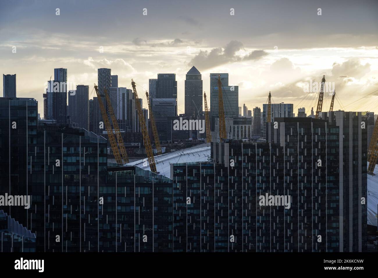 Vue aérienne du développement de logements Upper Riverside sur la péninsule de Greenwich avec les gratte-ciels Arena O2 et Canary Wharf, Londres, Angleterre Banque D'Images