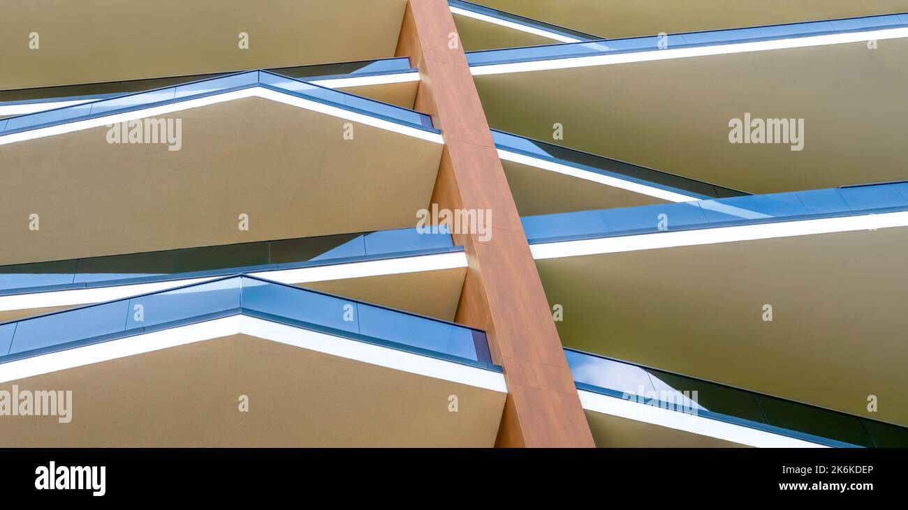 Architecture géométrique détail moderne balcon balustrade en verre ...