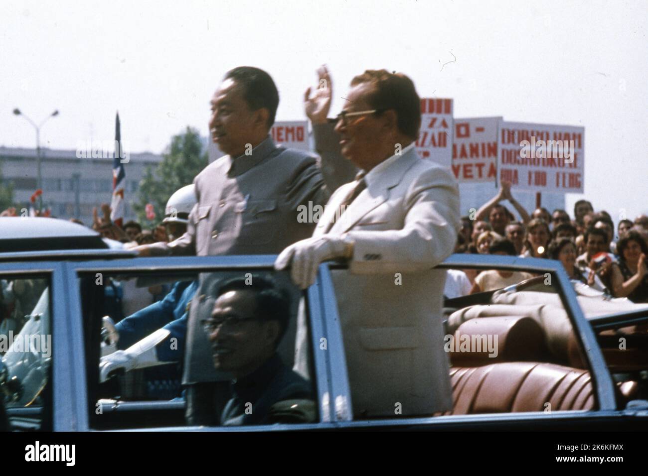 25 août 1978, Belgrade, Yougoslavie: HUA GUOFENG, président du Parti communiste chinois et premier ministre de la République populaire de Chine, à bord d'une voiture avec le président yougoslave JOSIP TITO lors de leur réunion officielle. (Credit image: © Keystone Press Agency/ZUMA Press Wire). Banque D'Images
