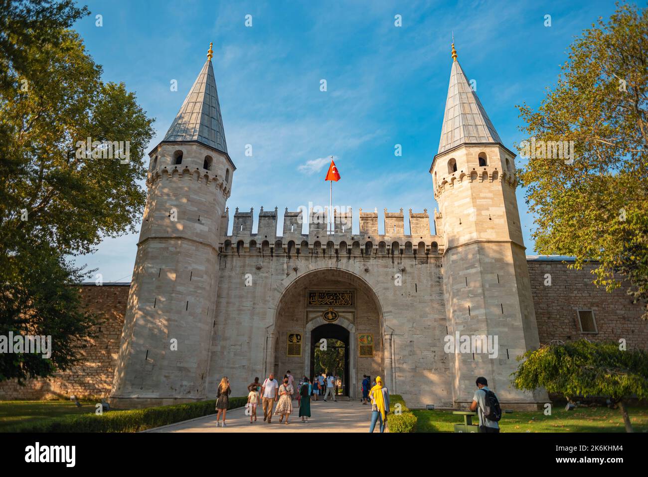 istanbul, Turquie - 11 août 2021 : les gens visitent la porte de la félicité dans le palais de Topkapi cette attraction touristique populaire en Turquie. Banque D'Images