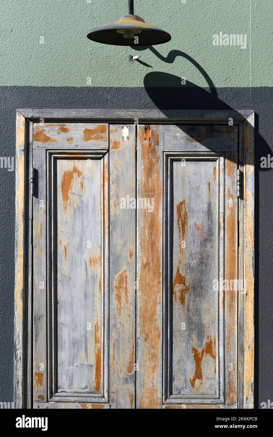 arrière-plan industriel de peinture écaillée sur une vieille porte Banque D'Images