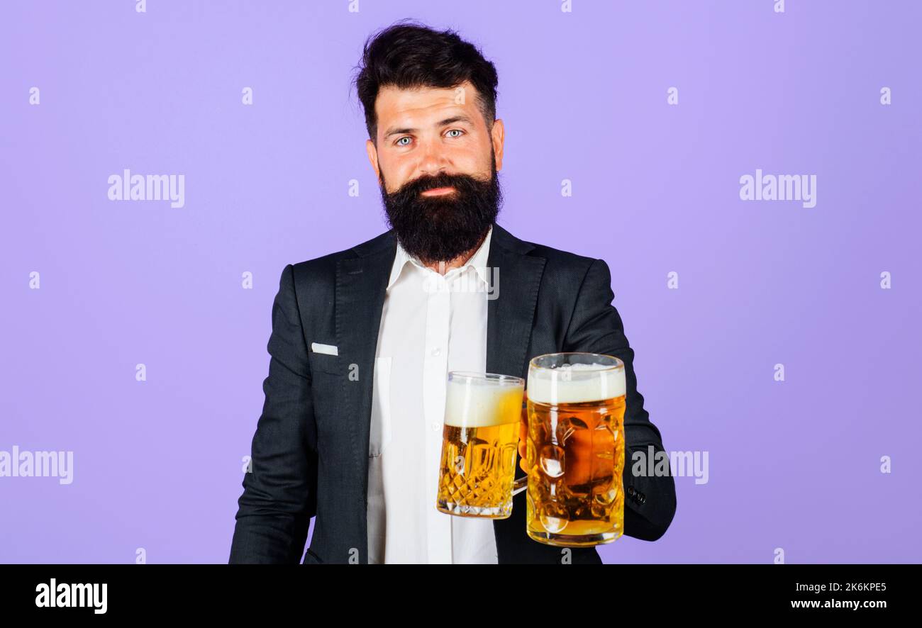 Homme barbu élégant avec des tasses de bière. Alcool. Lager et ALE sombre. Traditions allemandes. Oktoberfest. Banque D'Images