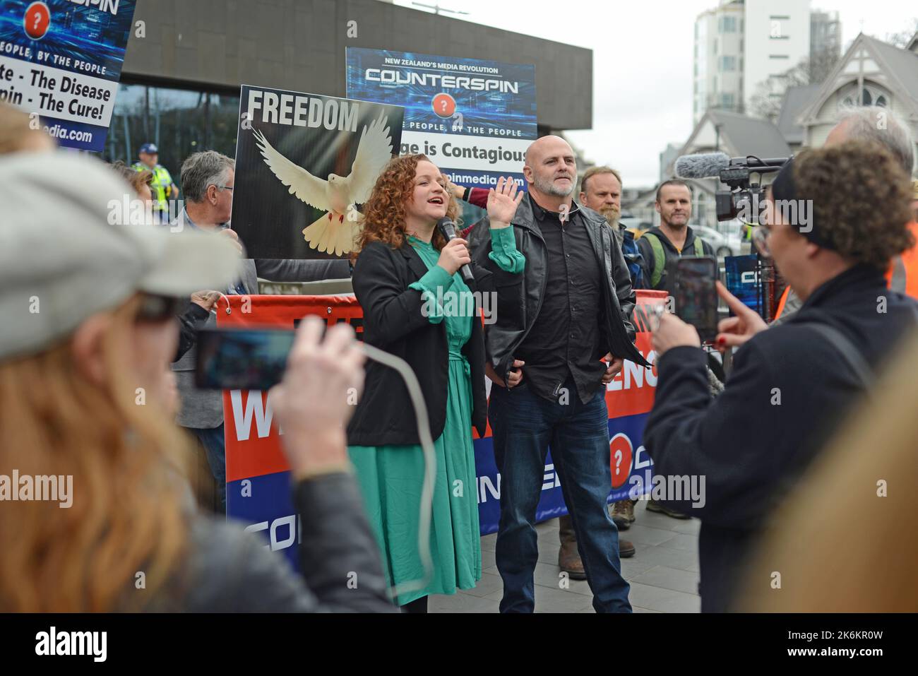 CHRISTCHURCH, NOUVELLE-ZÉLANDE, 21 SEPTEMBRE 2022 : Hannah Spierer, directrice des médias de Counterspin, s'adresse à des supporters à l'extérieur du palais de justice de Christchurch, Nouvelle-Zélande. Spierer et son homologue Kelvyn Alp (à sa droite) ont élu un procès par jury sur des allégations de publication de matériel répréhensible sur le tournage de la mosquée de Christchurch. Banque D'Images