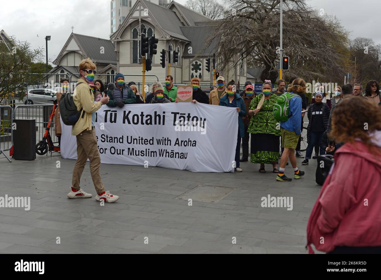 CHRISTCHURCH, NOUVELLE-ZÉLANDE, le 21 SEPTEMBRE 2022, des partisans des minorités LGBT et raciales manifestent contre Counterspin Media, une organisation de liberté d'expression, qui protestait également devant le Palais de justice de Christchurch, en Nouvelle-Zélande. Banque D'Images