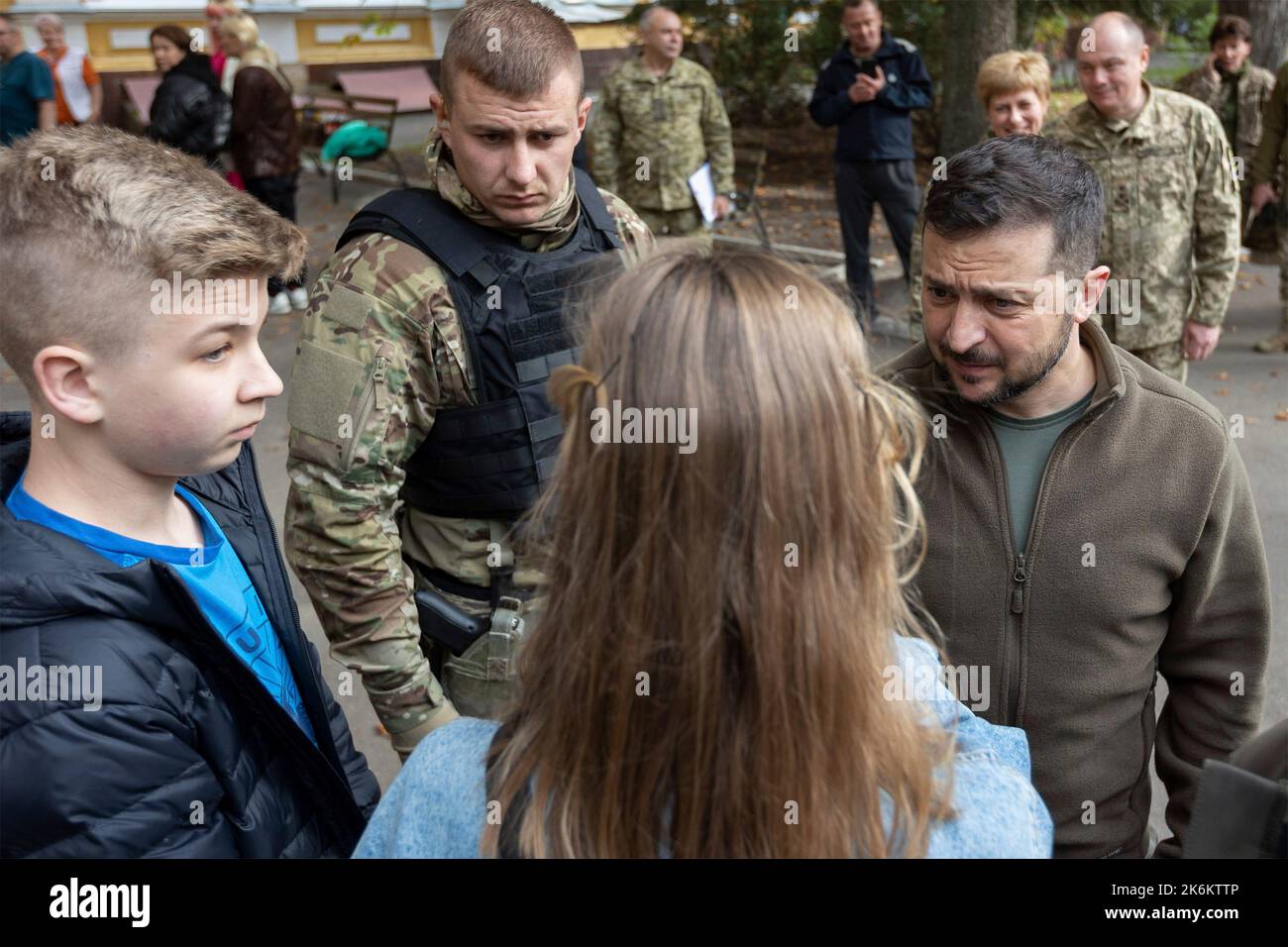 Kiev, Ukraine. 14th octobre 2022. Le président ukrainien Volodymyr Zelenskyy, à droite, s’entretient avec les citoyens lors d’une visite à un hôpital militaire en l’honneur de la Journée des défenseurs de l’Ukraine, 14 octobre 2022, à Kiev, en Ukraine. Credit: Bureau de presse présidentiel ukrainien/Présidence ukrainienne/Alamy Live News Banque D'Images