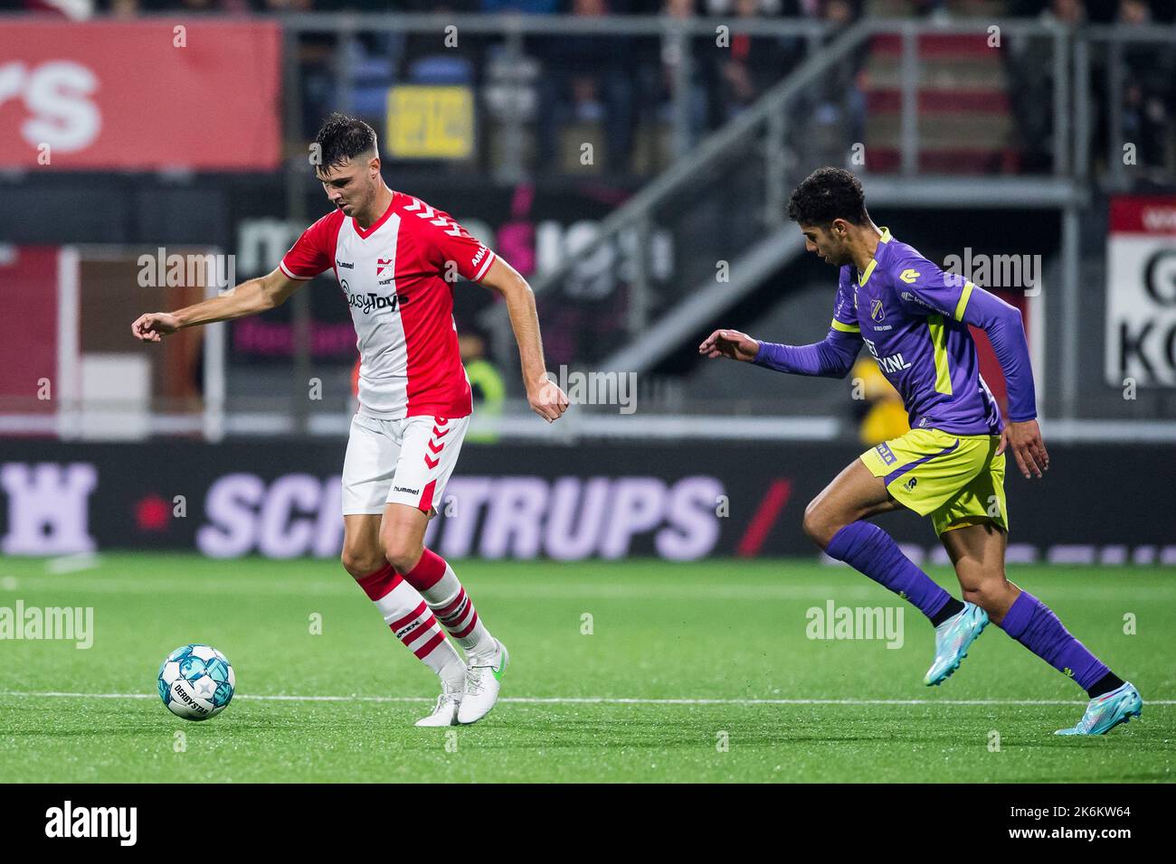 EMMEN - (lr) Jari Vlak du FC Emmen, Walid Ould-Chikh du FC Volendam pendant le match néerlandais entre le FC Emmen et le FC Volendam à de Oude Meerdijk on 14 octobre 2022 à Emmen, pays-Bas. ANP COR LASKER Credit: ANP/Alay Live News Banque D'Images