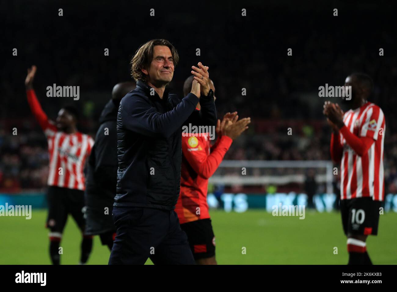 Londres, Royaume-Uni. 14th octobre 2022. Thomas Frank Manger de Brentford salue les fans à temps plein pendant le match de la Premier League Brentford vs Brighton et Hove Albion au Brentford Community Stadium, Londres, Royaume-Uni, 14th octobre 2022 (photo de Carlton Myrie/News Images) à Londres, Royaume-Uni le 10/14/2022. (Photo de Carlton Myrie/News Images/Sipa USA) crédit: SIPA USA/Alay Live News Banque D'Images