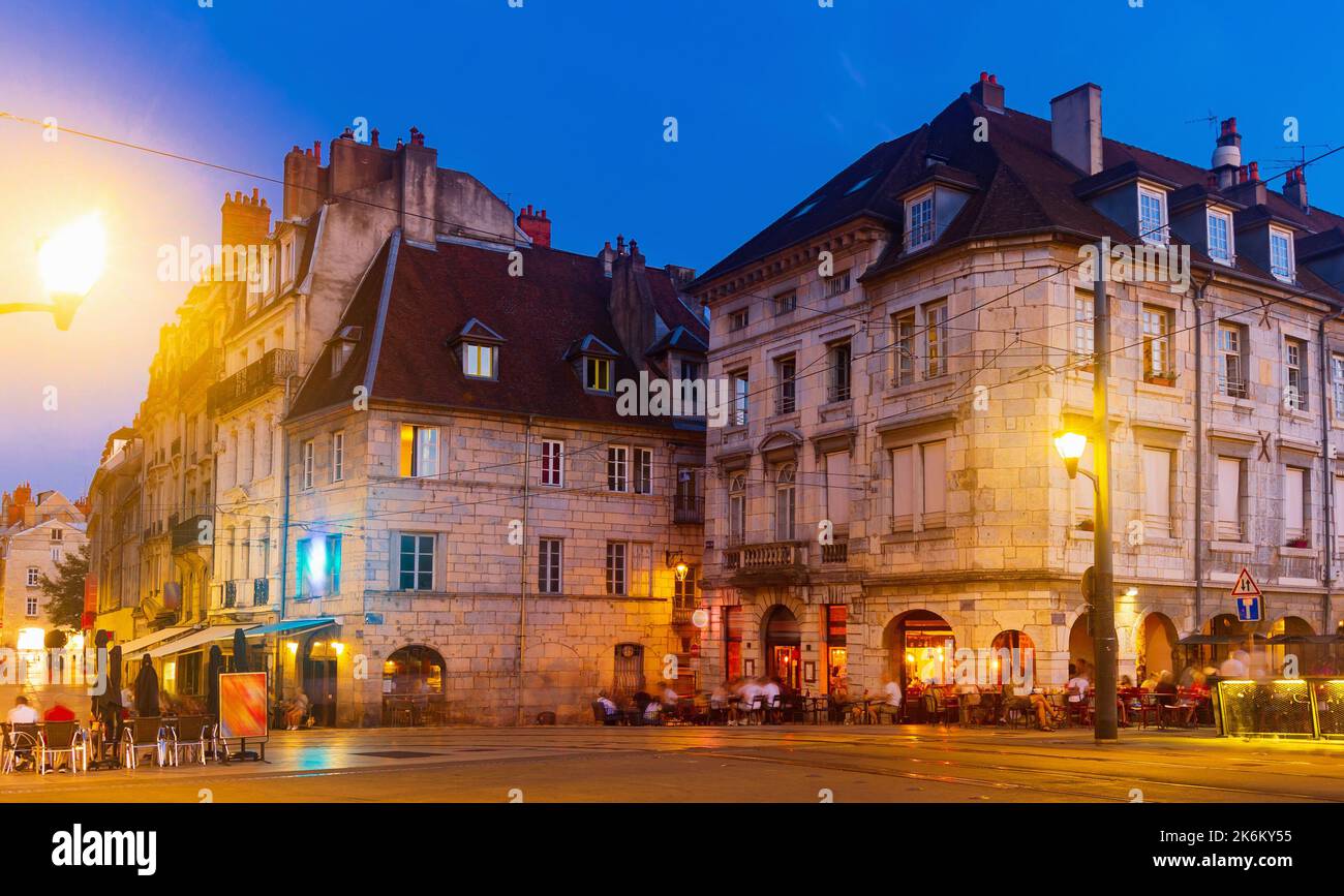 Scène nocturne de Quai Vauban dans la ville de Besançon. Province de Franche-Comté dans l'est de la France Banque D'Images