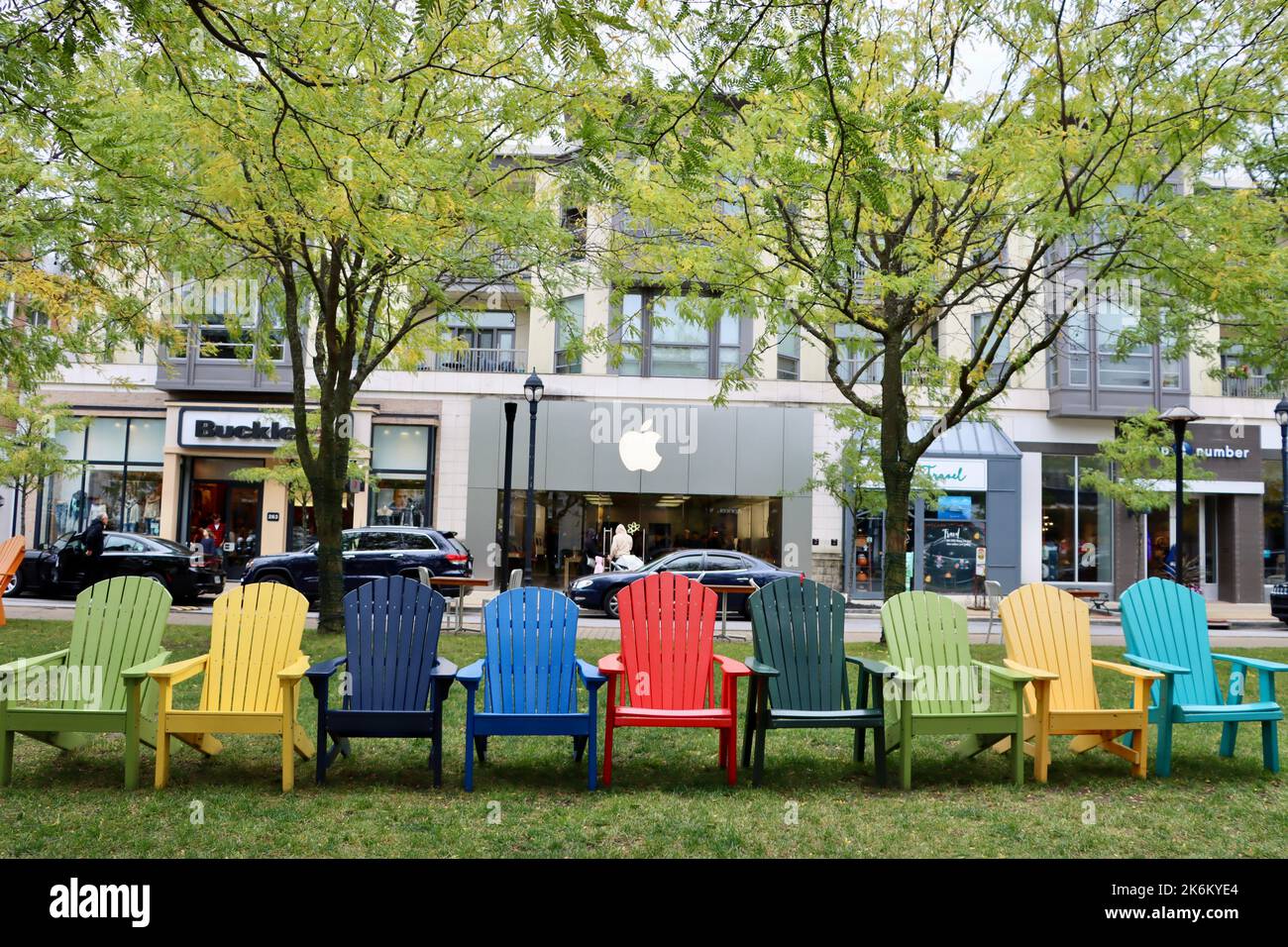 Chaises Adirondack multicolores dans le parc Crocker Park à Westlake, Ohio Banque D'Images