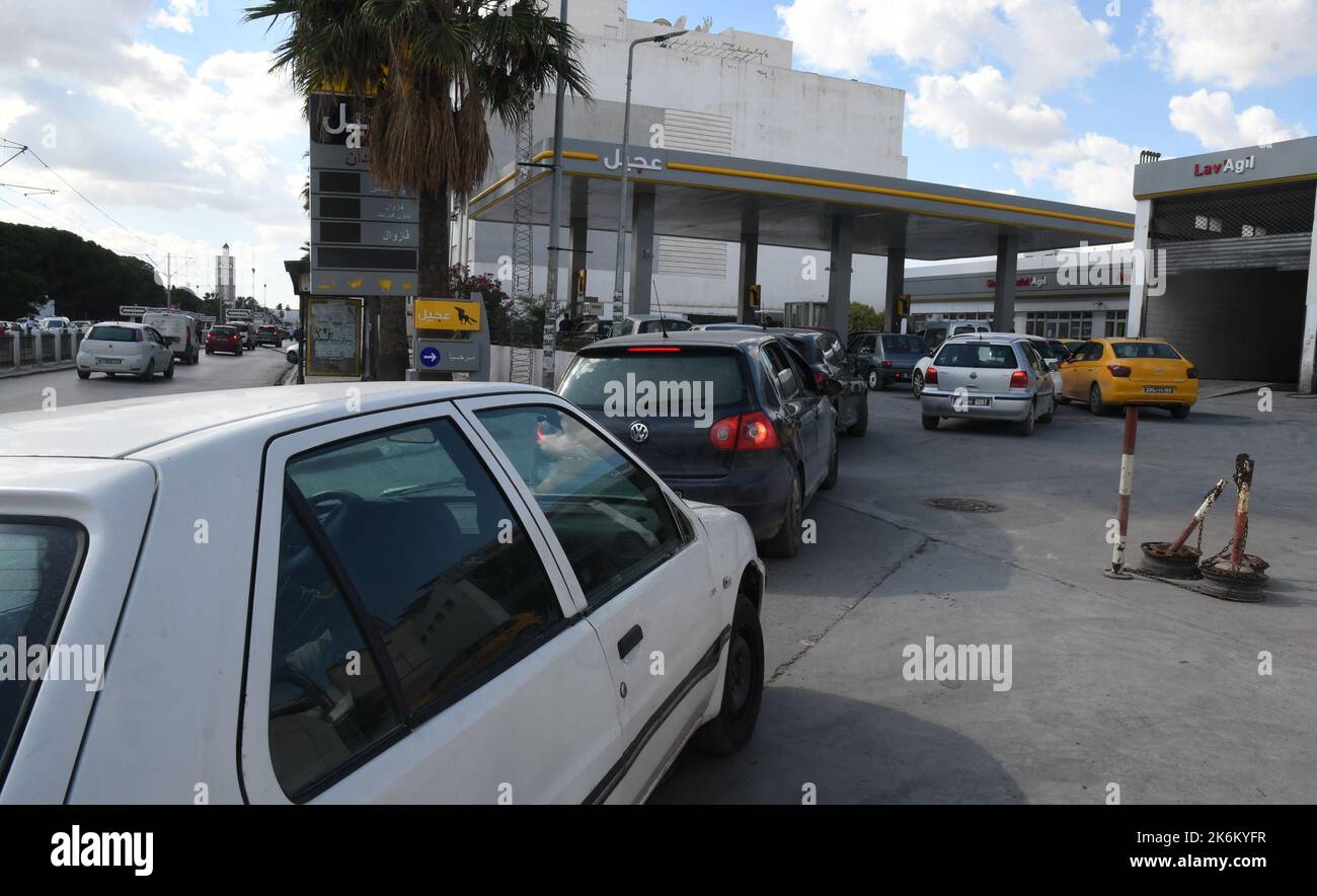 Tunis, Tunisie. 14th octobre 2022. Les véhicules font la queue pour faire le plein à une station-service de Tunis, en Tunisie, le 14 octobre 2022. La Tunisie a décidé de libérer des réserves stratégiques de pétrole dans un contexte de hausse des prix mondiaux du pétrole et de pénuries de carburant dans le pays, a déclaré jeudi le directeur général de la Société tunisienne des industries de raffinage (STIR) Fakhta Mahouachi. Crédit: Adel Ezzine/Xinhua/Alamy Live News Banque D'Images