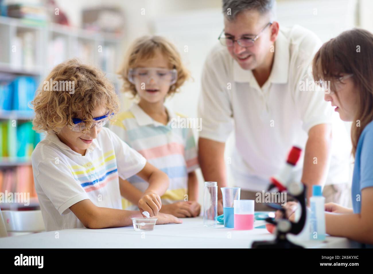 Classe de sciences de l'école. Étudiants à la leçon de chimie. Les ...