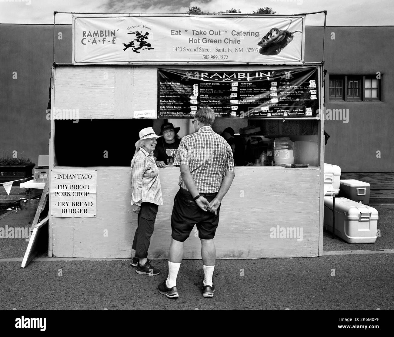 Les clients achètent un déjeuner chez un fournisseur de produits alimentaires mexicain lors d'un festival en plein air à Santa Fe, Nouveau-Mexique. Banque D'Images