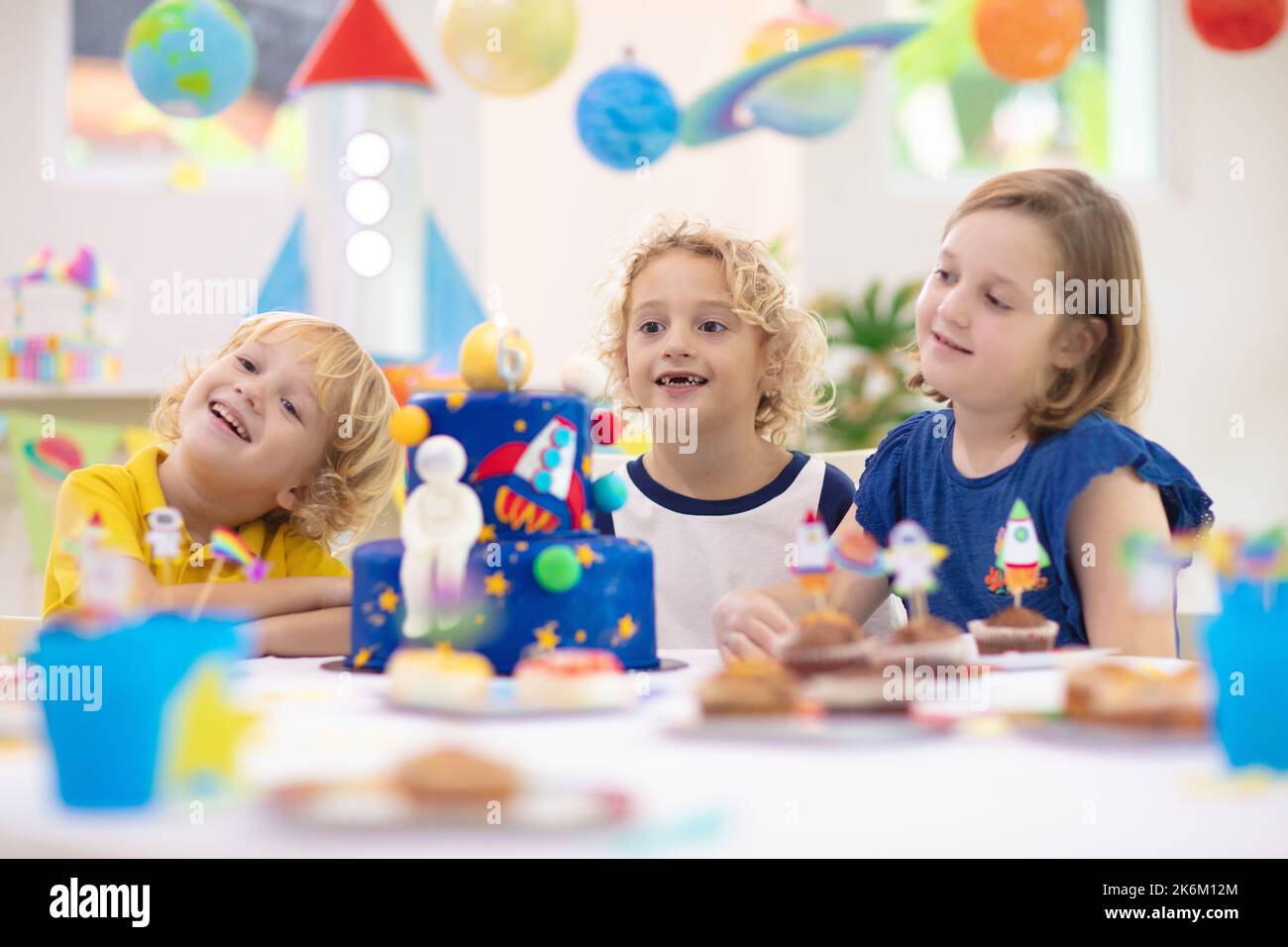 Lot De 86 Cadeaux Fête Spatiale - Goodies Anniversaire Enfant Avec Autocollants, Bracelets Et Sacs