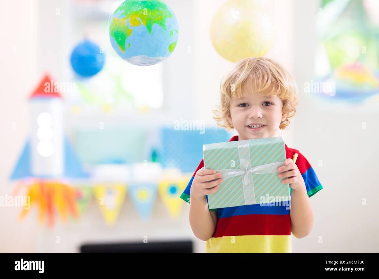 90 Pièces Cadeaux Anniversaire Thème Espace - Balles Rebondissantes, Bracelets, Autocollants - Idéal Fête Enfant