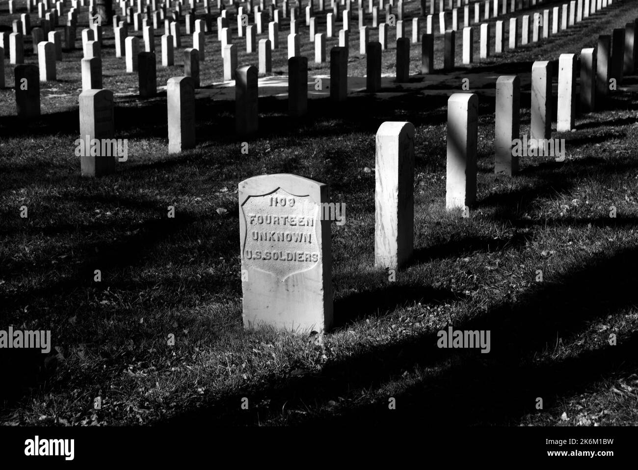 Les tombes de soldats américains inconnus tués lors de la guerre civile du 19th siècle au cimetière national de Santa Fe, au Nouveau-Mexique. Banque D'Images