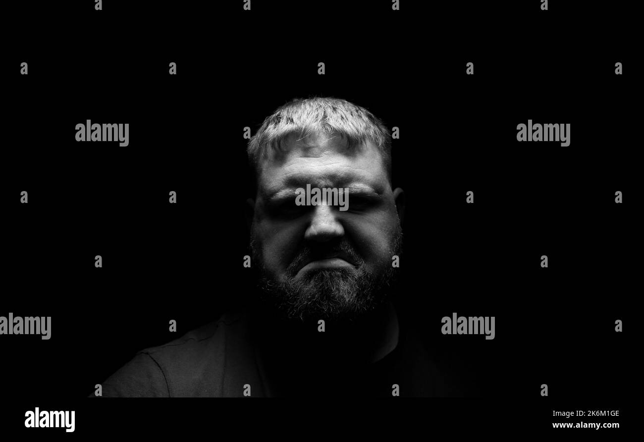 Homme regardant dans la caméra avec une expression malheureuse. Banque D'Images