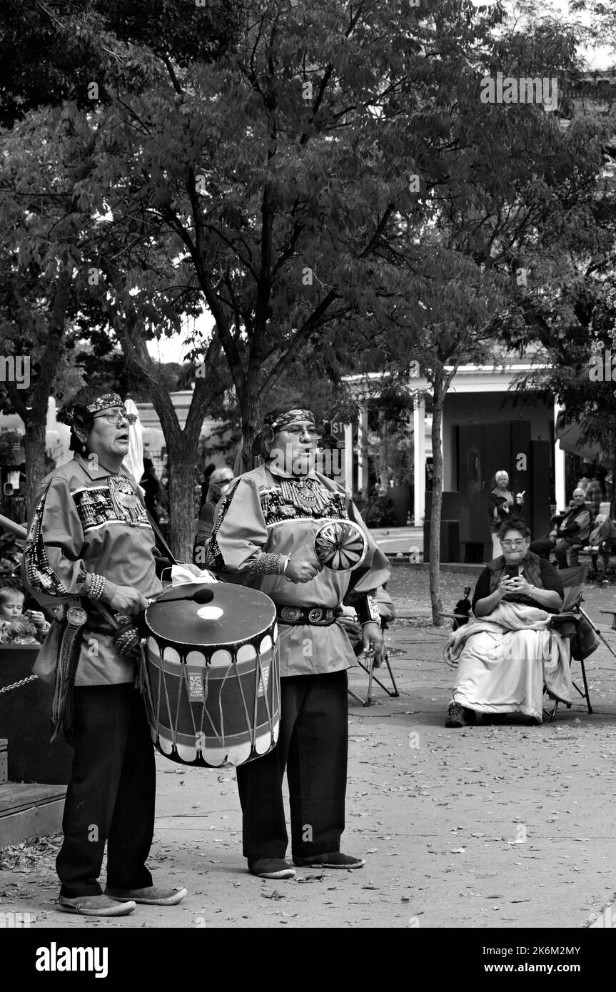 Un groupe de danse amérindienne de Zuni Pueblo, au Nouveau-Mexique, effectue une danse aux papillons à l'occasion de la Journée des peuples autochtones, à Santa Fe, au Nouveau-Mexique. Banque D'Images