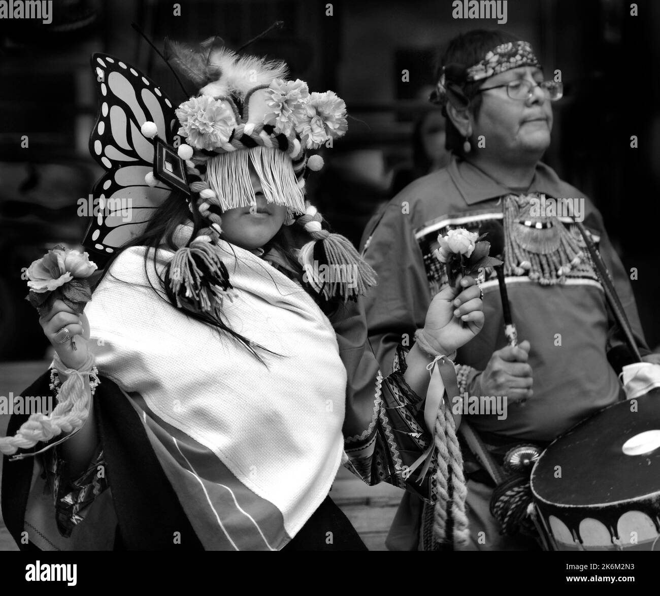 Un groupe de danse amérindienne de Zuni Pueblo, au Nouveau-Mexique, effectue une danse aux papillons à l'occasion de la Journée des peuples autochtones, à Santa Fe, au Nouveau-Mexique. Banque D'Images