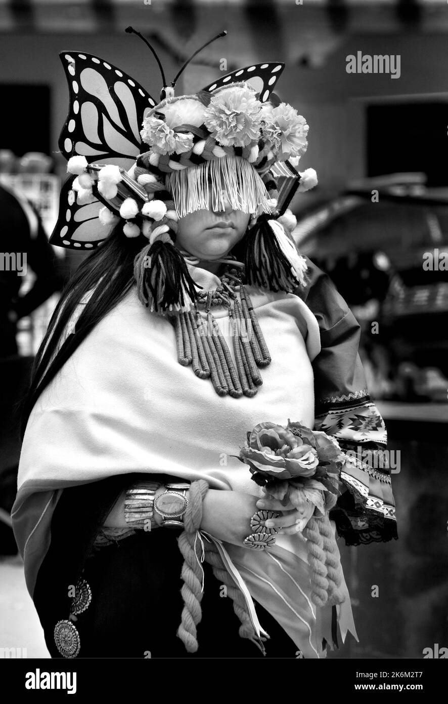Un groupe de danse amérindienne de Zuni Pueblo, au Nouveau-Mexique, effectue une danse aux papillons à l'occasion de la Journée des peuples autochtones, à Santa Fe, au Nouveau-Mexique. Banque D'Images