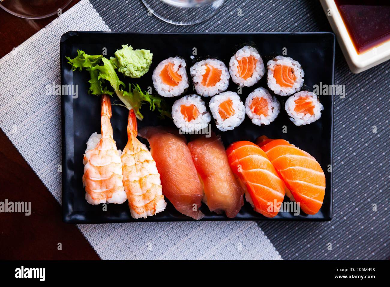 Sushi combiné - saumon maki, nigiri variado en gros plan Banque D'Images