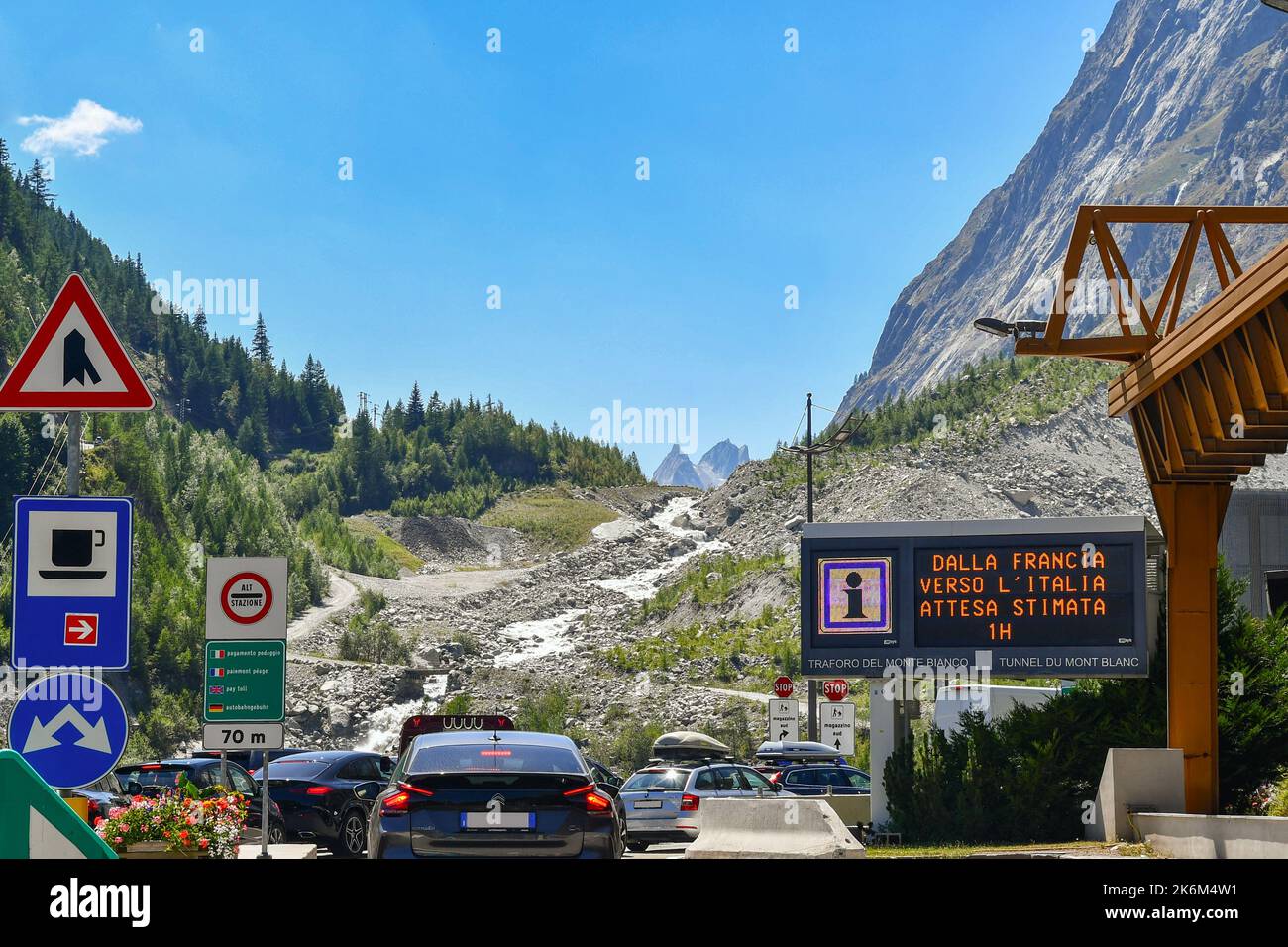 Signe électronique d'avertissement du temps d'attente pour le tunnel du Mont blanc de la France à l'Italie, avec des voitures alignées en été, Courmayeur, frontière italienne Banque D'Images