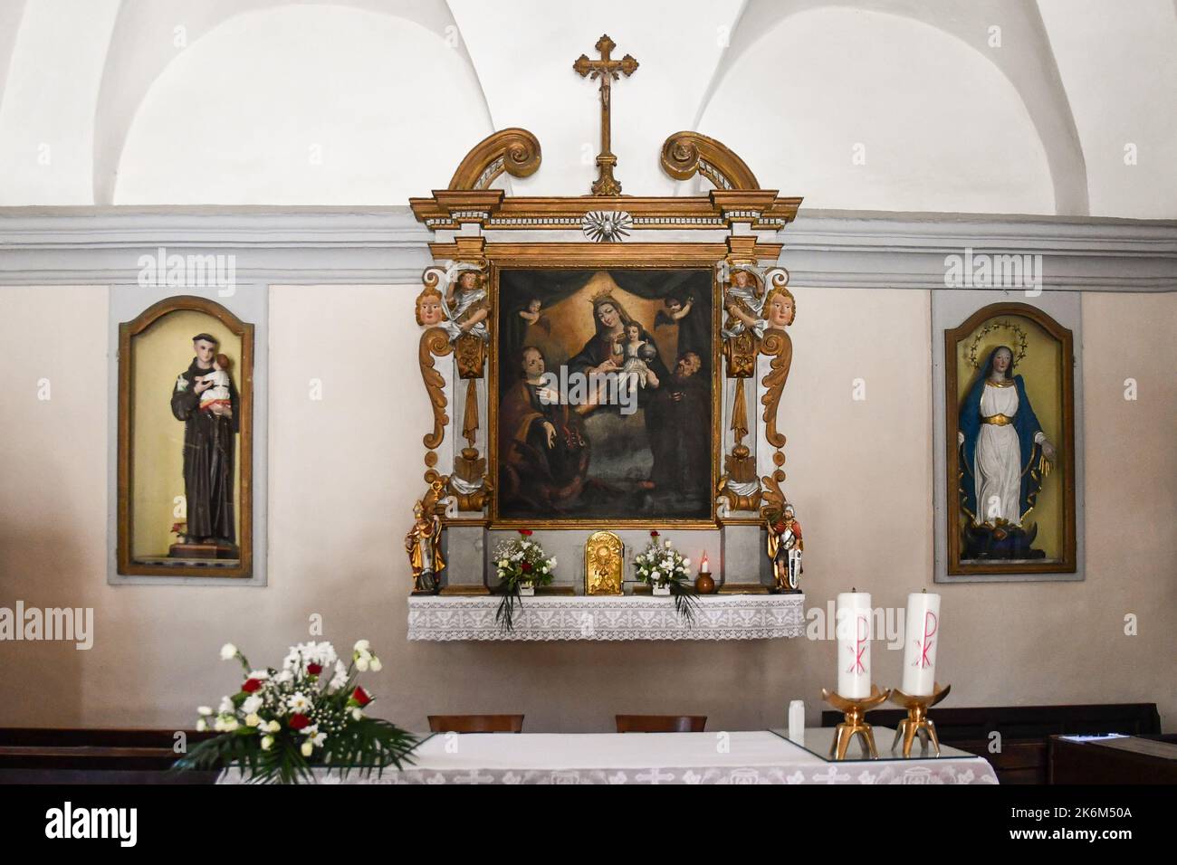 Intérieur de l'ancienne chapelle Saint-Marguerite dans le village alpin d'Entremes, Courmayeur, Vallée d'Aoste, Italie Banque D'Images