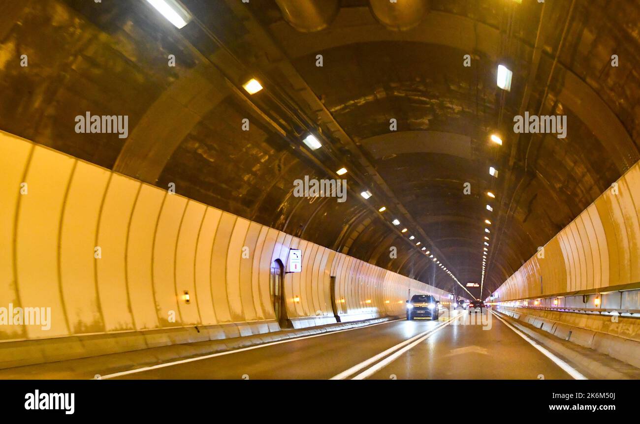 Traversée du tunnel du Mont blanc, tunnel autoroutier entre la France et l'Italie, sous le Mont blanc dans les Alpes Banque D'Images