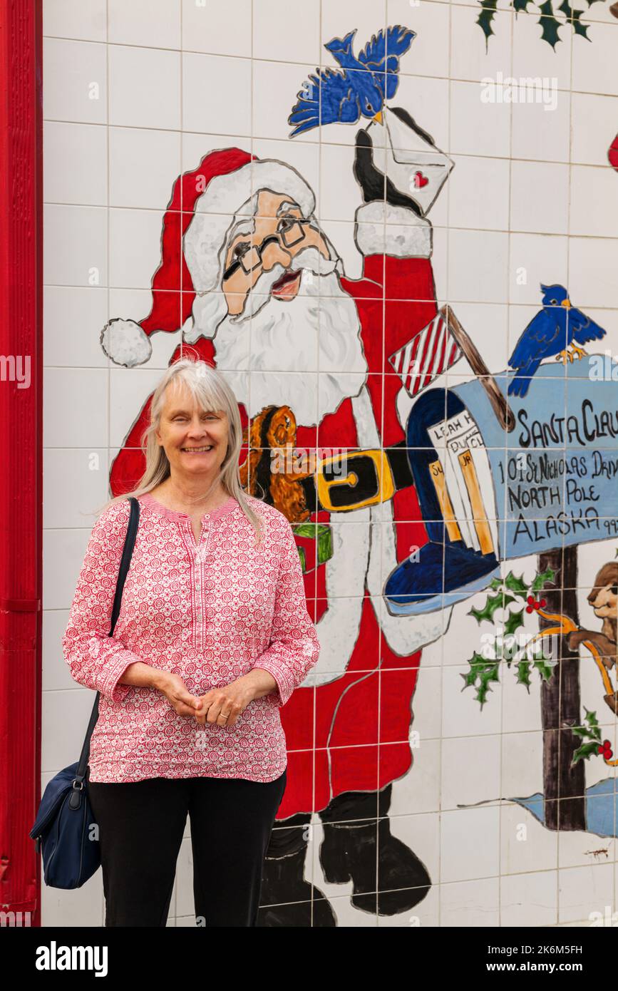 Des poses de touristes féminins seniors avec des illustrations de Noël sur des bâtiments au pôle Nord, en Alaska, aux États-Unis Banque D'Images Des poses de touristes féminins seniors avec des illustrations de Noël sur des bâtiments au pôle Nord, en Alaska, aux États-Unis Banque D'Images