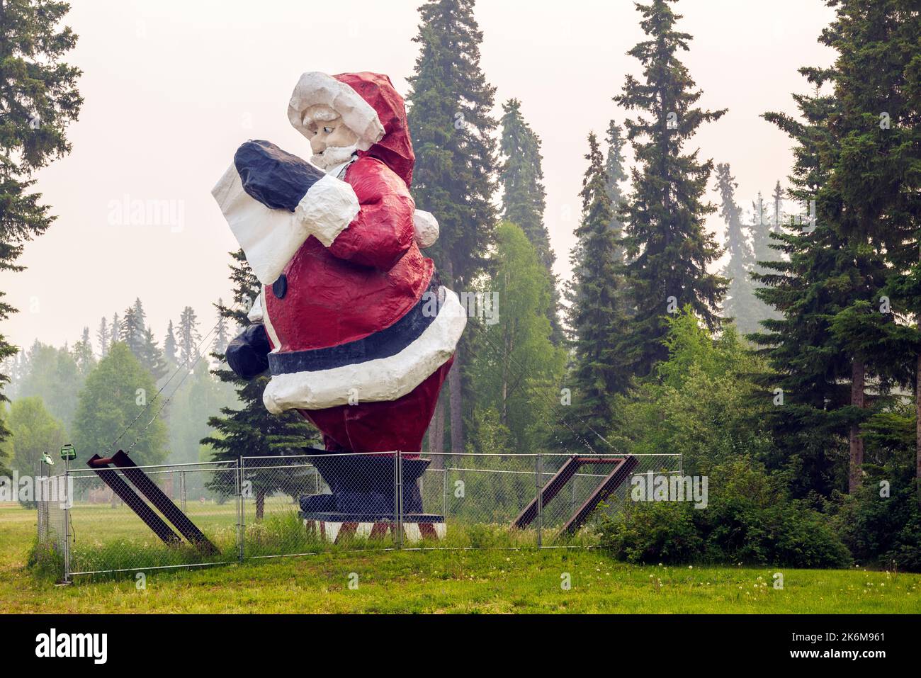 Immense statue extérieure du Père Noël ; pôle Nord ; Alaska ; États-Unis Banque D'Images