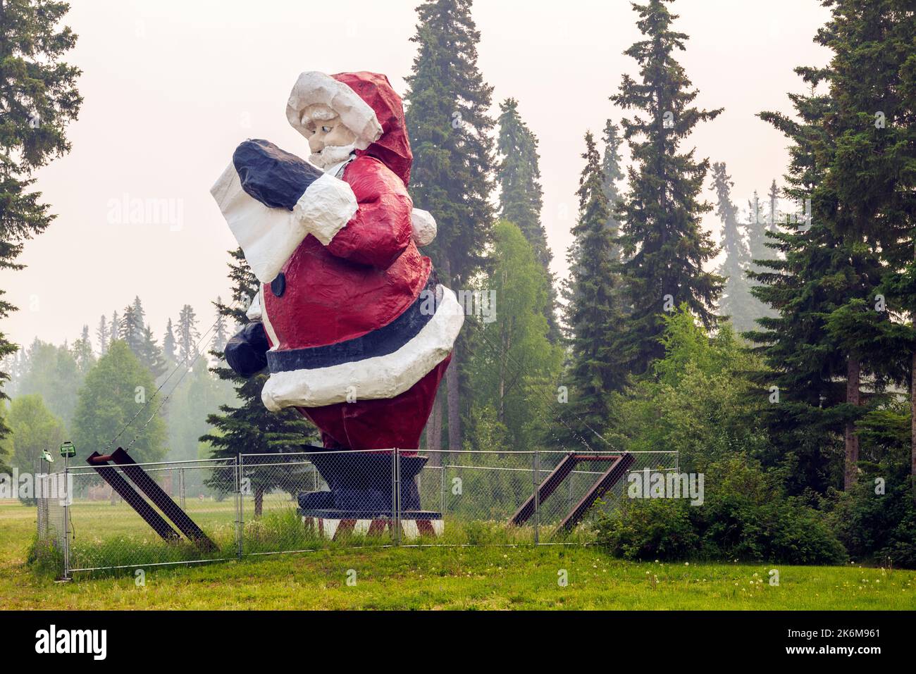 Immense statue extérieure du Père Noël ; pôle Nord ; Alaska ; États-Unis Banque D'Images Immense statue extérieure du Père Noël ; pôle Nord ; Alaska ; États-Unis Banque D'Images