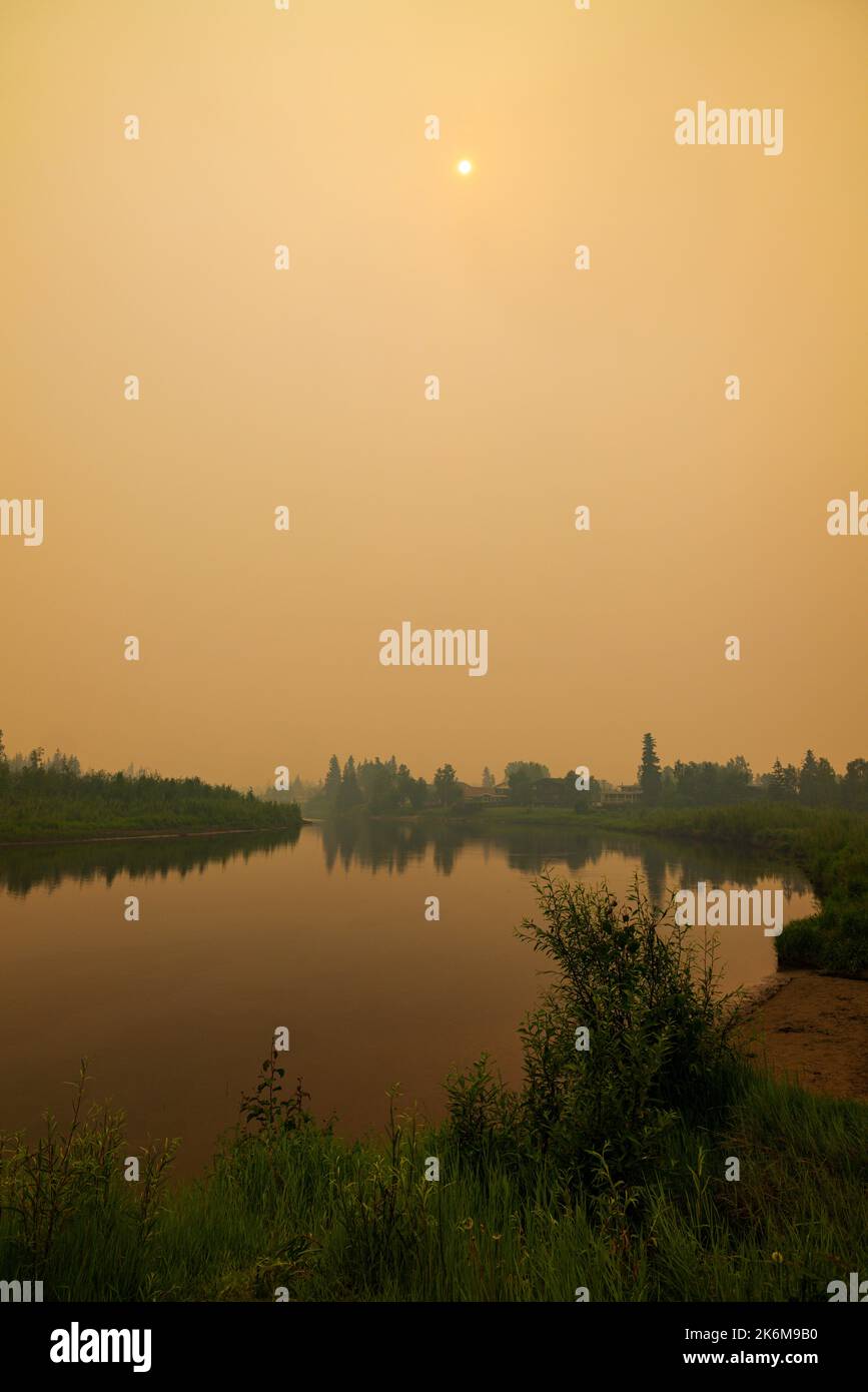 La fumée des feux de forêt à proximité colore le ciel orange de jour; Fairbanks; Alaska; États-Unis Banque D'Images
