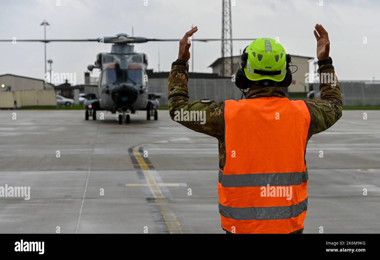 Un agent de maintenance de l'Armée de l'Air italienne fait la commande d'un hélicoptère HH-101A de l'ITAF à la base aérienne de Spangdahlem, en Allemagne, le 13 octobre 2022. L'approfondissement des relations avec nos partenaires et alliés de la coalition accroît la compréhension de leurs tactiques, techniques et processus. (É.-U. Photo de la Force aérienne par Tech. Le sergent Warren D. Spearman Jr.) Banque D'Images