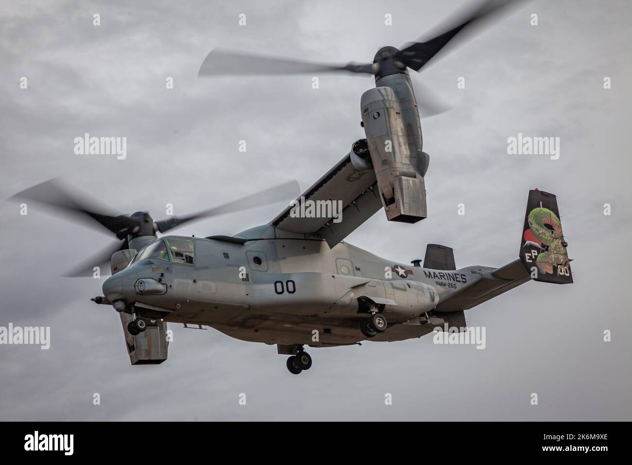 ÉTATS-UNIS Marines avec le Marine Medium Tiltrotor Squadron 265, Marine Aircraft  Group 36, 1st Marine Aircraft Wing effectuer des exercices d'atterrissage  avec MV-22 Ospreys à la zone d'atterrissage Falcon, Hokkaido (Japon), le